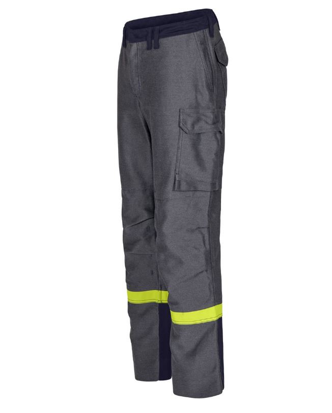 Pantalón ignífugo inherente para soldadura pesada Tranemo 552086 serie Outback Heavy Welding, con visibilidad aumentada, confeccionado en un tejido suave de larga vida útil y excelente protección contra la radiación UV de todos los tipos de soldadura, el calor radiante y salpicaduras metálicas, sin PFAs.