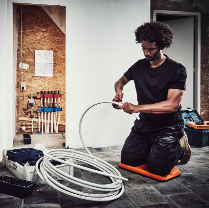 Pieza para trabajar de rodillas Fento Board, su cuña ergonómica garantiza una correcta distribución de la presión sobre la parte inferior de la pierna, evitando problemas de rodilla y espalda, base resistente y antideslizante