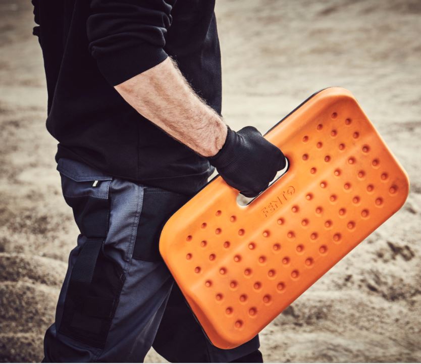 Pieza para trabajar de rodillas Fento Board, su cuña ergonómica garantiza una correcta distribución de la presión sobre la parte inferior de la pierna, evitando problemas de rodilla y espalda, base resistente y antideslizante